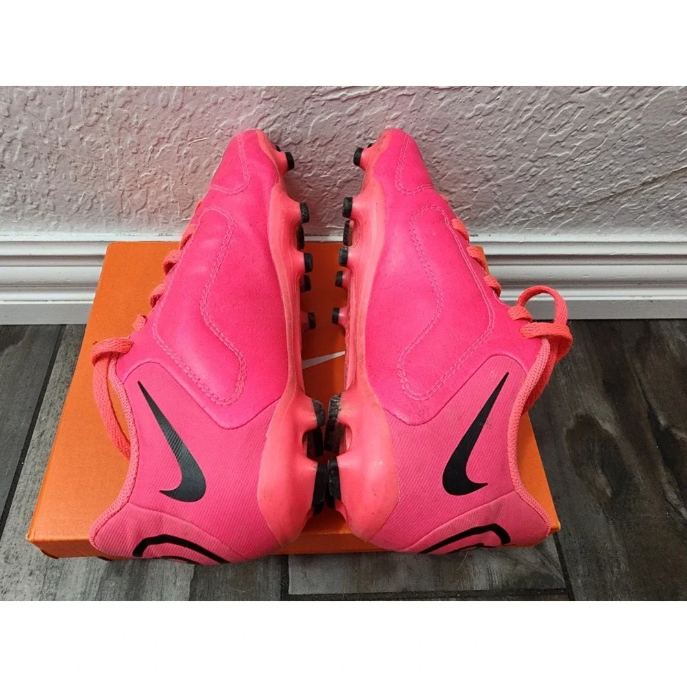 Kids Nike Jr TIEMPO LEGEND 9 Club Soccer Cleats, Hot Pink, Size 1.5Y